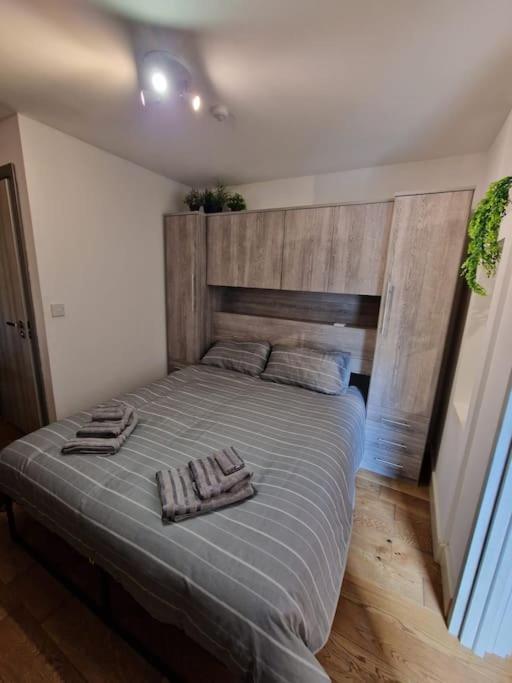 Two-Bedroom Cosy Country Lodge With Private Patio Greenhithe Exterior foto