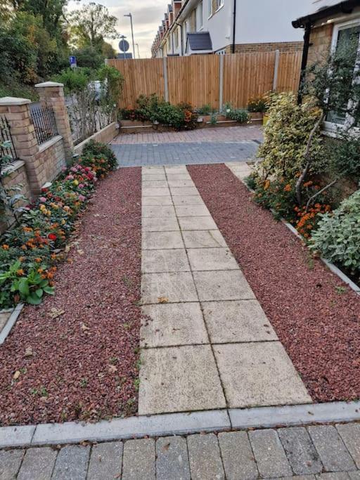 Two-Bedroom Cosy Country Lodge With Private Patio Greenhithe Exterior foto