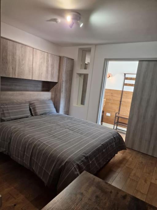 Two-Bedroom Cosy Country Lodge With Private Patio Greenhithe Exterior foto