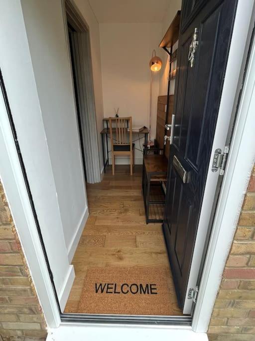 Two-Bedroom Cosy Country Lodge With Private Patio Greenhithe Exterior foto