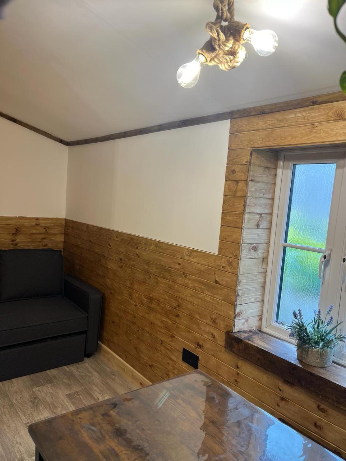 Two-Bedroom Cosy Country Lodge With Private Patio Greenhithe Exterior foto